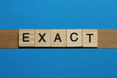 Mavi arka planda siyah yazı tipi olan küçük kare ahşap harflerle yazılmış gri kelime.