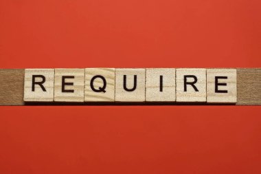 Kelimeyi kırmızı bir masanın üzerinde siyah yazı tipi olan gri ahşap harflerden yaz.