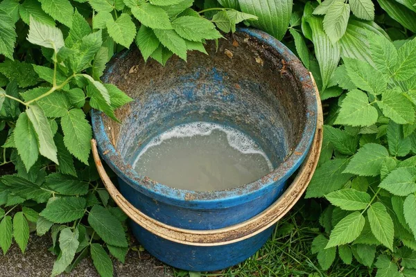 Velho Balde Plástico Azul Com Água Suja Ensaboada Fica Rua — Fotografia de Stock