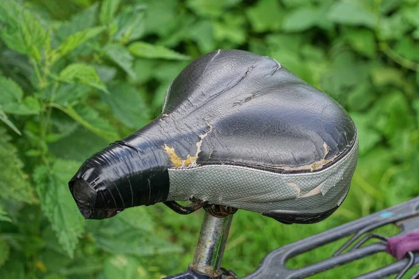 One Black Gray Torn Leather Bike Saddle Retro Bike Outdoors — Stock Photo, Image