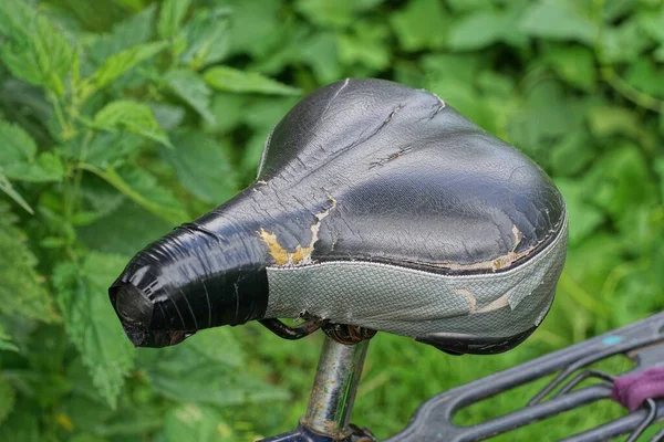 Een Zwart Grijs Gescheurd Lederen Fietszadel Een Retro Fiets Buiten — Stockfoto