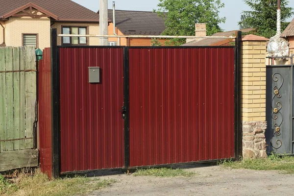 Portão Fechado Metal Vermelho Parte Uma Cerca Rua — Fotografia de Stock