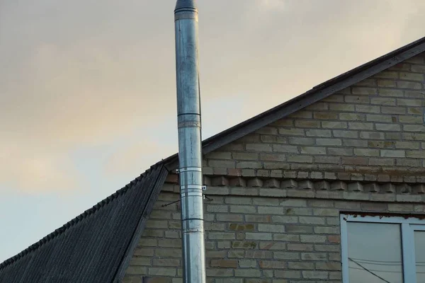 Gökyüzüne Karşı Kahverengi Tuğlalı Bir Çatı Katında Gri Uzun Metal — Stok fotoğraf