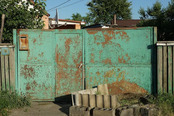 Una Puerta Cerrada Metal Verde Viejo Óxido Marrón Una Calle — Foto de Stock