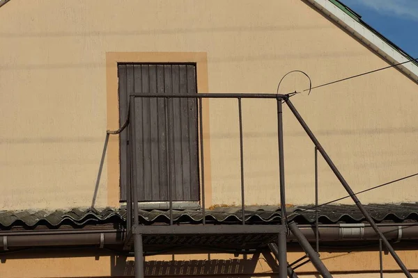 Escadaria Metal Com Corrimãos Ferro Uma Varanda Aberta Sótão Uma — Fotografia de Stock