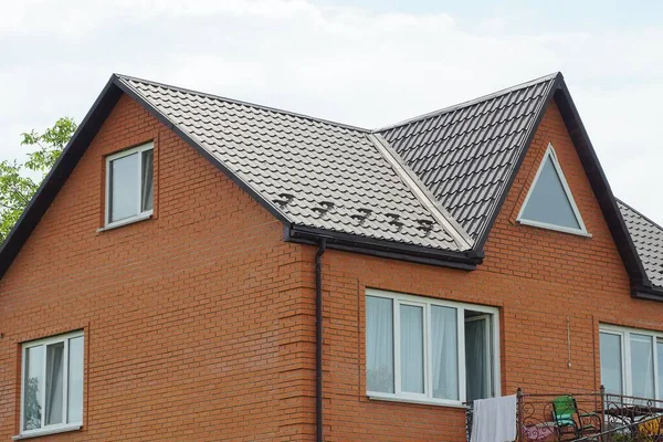 Der Dachboden Eines Roten Großen Backsteinhauses Mit Weißen Fenstern Unter — Stockfoto