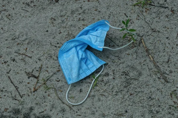 Basura Una Máscara Médica Sucia Azul Encuentra Arena Gris Calle —  Fotos de Stock