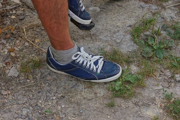 Piernas Marrones Hombre Zapatillas Azules Hechas Tela Pie Sobre Arena —  Fotos de Stock