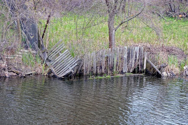 Część Starego Szarego Drewnianego Ogrodzenia Brzegu Wodzie Jeziora — Zdjęcie stockowe