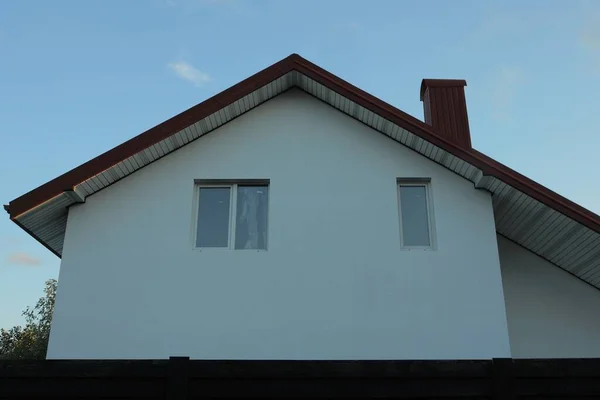 Grande Soffitta Cemento Bianco Una Casa Privata Con Finestre Dietro — Foto Stock