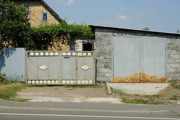 Fachada Garaje Ladrillo Gris Cerca Una Valla Pared Con Una — Foto de Stock