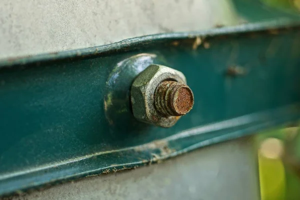 Parafuso Enferrujado Com Uma Porca Torcida Uma Placa Metal Verde — Fotografia de Stock