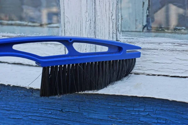 Escova Azul Plástico Com Cerdas Pretas Varre Poeira Peitoril Janela — Fotografia de Stock