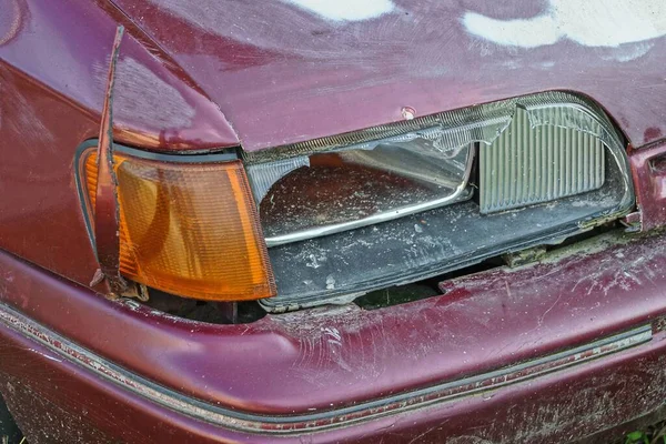 One Broken Glass Headlight Old Red Passenger Car Street — Stock fotografie