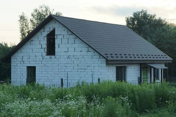 One White Private Brick House Brown Tiled Roof Green Grass — Stock fotografie