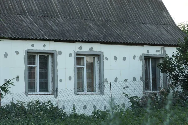 Fachada Uma Casa Privada Branca Com Janelas Sob Telhado Cinza — Fotografia de Stock