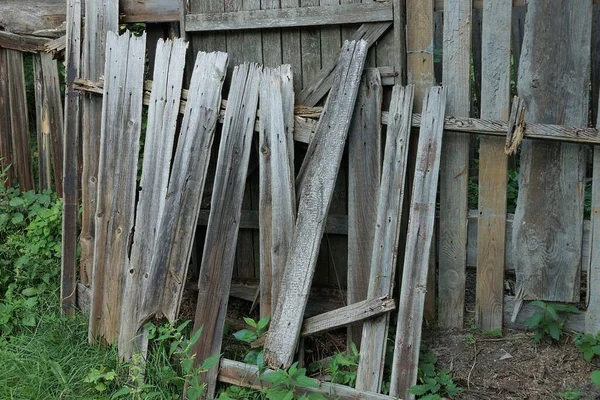 Parte Una Antigua Cerca Madera Gris Con Tablas Rotas Una — Foto de Stock