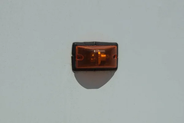 白い金属製の車に電球がついている小さな赤いプラスチック製のターン信号 — ストック写真