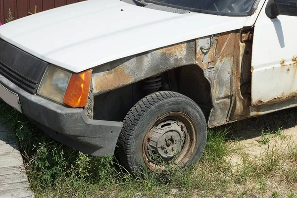 Deel Van Een Oude Witte Grijze Personenauto Gedemonteerd Voor Reparatie — Stockfoto