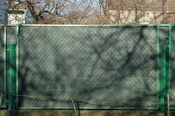 Kerítés Fal Készült Fém Zöld Háló Szürke Szövet Utcán — Stock Fotó