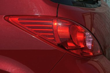 Yolcu vagonunun metalinde büyük kırmızı bir stop lambası.