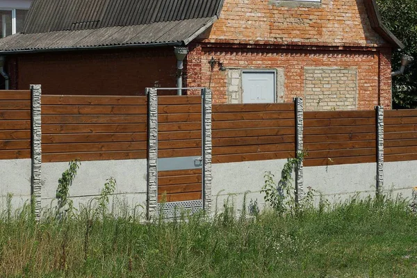 Hnědé Zavřené Dveře Část Dřevěné Oplocené Stěny Šedém Betonovém Podkladu — Stock fotografie