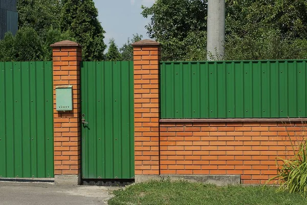 Puerta Cerrada Hierro Verde Parte Pared Valla Metal Ladrillos Rojos — Foto de Stock