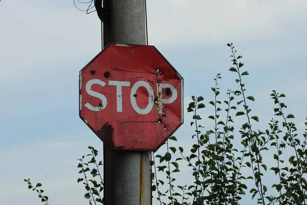 Egy Piros Régi Stop Road Tábla Beton Oszlopon Szemben Szürke — Stock Fotó