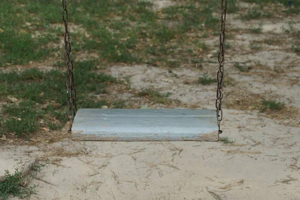 Eine Graue Holzschaukel Einer Metallkette Freien Auf Dem Spielplatz — Stockfoto