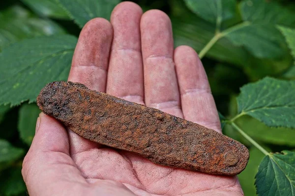 Viejo Cuchillo Plegable Oxidado Encuentra Una Palma Abierta Calle Sobre — Foto de Stock