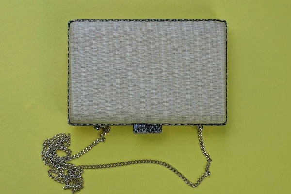 Pequeño Bolso Mimbre Blanco Gris Para Mujer Con Una Cadena —  Fotos de Stock