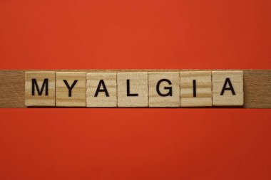 Kırmızının üzerinde siyah yazı tipi olan gri ahşap harflerden 