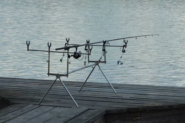 Een Lange Hengel Met Een Haspel Grijze Houten Planken Van — Stockfoto