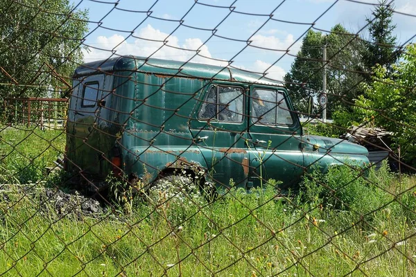 Velho Carro Soviético Abandonado Verde Grama Rua Atrás Uma Cerca — Fotografia de Stock