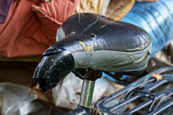 Una Silla Montar Bicicleta Cuero Rota Gris Negro Una Bicicleta — Foto de Stock