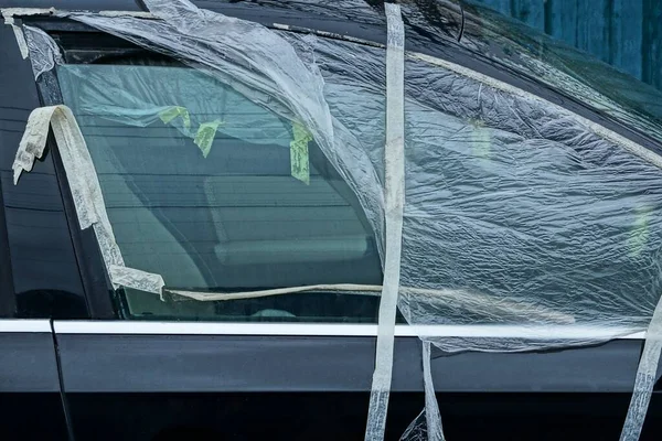 Частина Чорного Пасажирського Автомобіля Розбитим Склом Покритим Білим Целофаном Стокове Фото