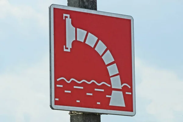Один Красный Квадратный Водозабор Дорожный Знак Висит Сером Бетонном Столбе — стоковое фото