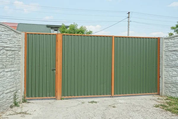 Green Metal Gate Closed Door Part Gray Concrete Fence Wall — Stock Photo, Image