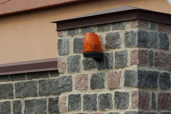 Una Luz Señal Plástico Rojo Colgando Una Pared Valla Marrón —  Fotos de Stock