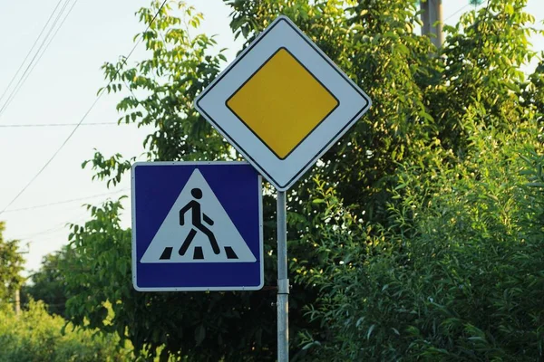 Två Vägmärken Huvudvägen Och Gångväg Korsning Stolpe Gatan Mot Bakgrunden — Stockfoto