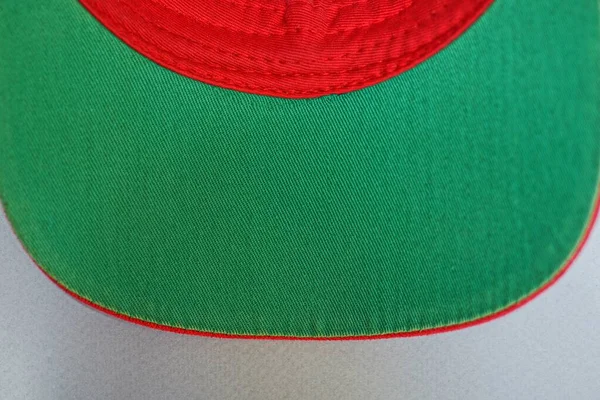 Parte Una Gorra Verde Roja Hecha Tela Con Una Visera — Foto de Stock