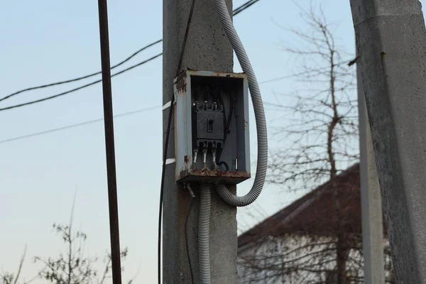 Uma Caixa Enferrujada Metal Cinza Aberta Com Fios Elétricos Interruptor — Fotografia de Stock