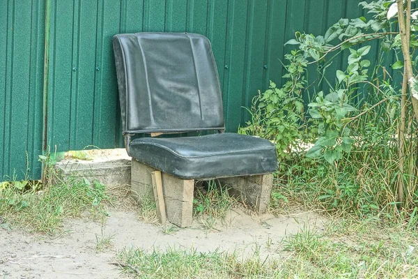 Una Vieja Silla Cuero Negro Está Calle Hierba Por Pared — Foto de Stock