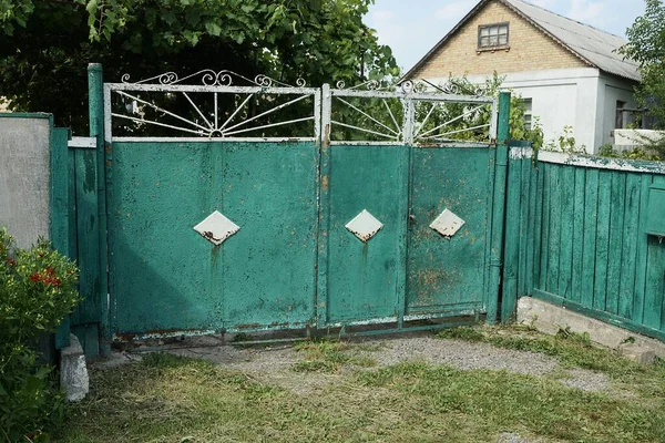 Old Green Closed Iron Gate Wood Wall Fence Rural Street — Stock Photo, Image