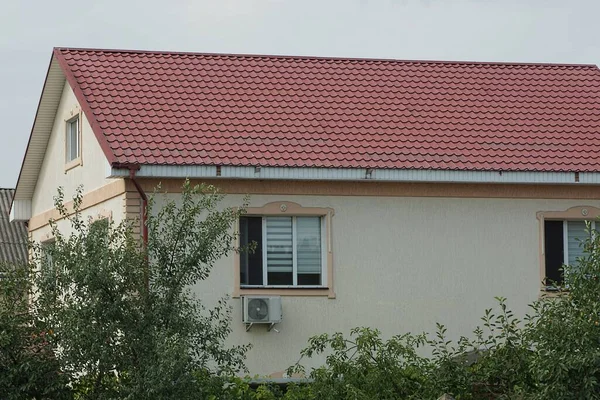 Šedý Soukromý Dům Okny Pod Červenou Kachlovou Střechou Zelené Vegetaci — Stock fotografie