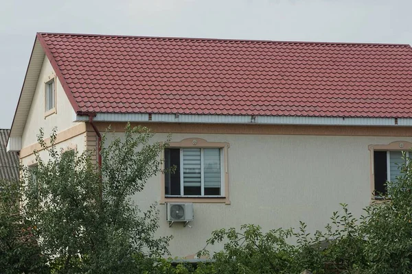 Casa Privada Gris Con Ventanas Bajo Techo Azulejos Rojos Vegetación — Foto de Stock