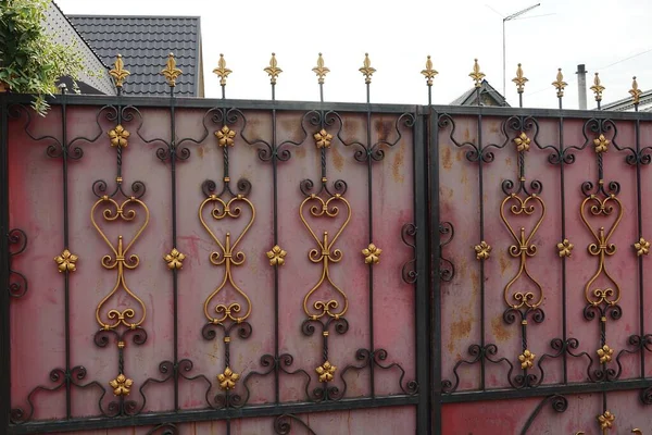 Puerta Metal Rojo Con Patrón Negro Amarillo Forjado Varillas Afiladas — Foto de Stock