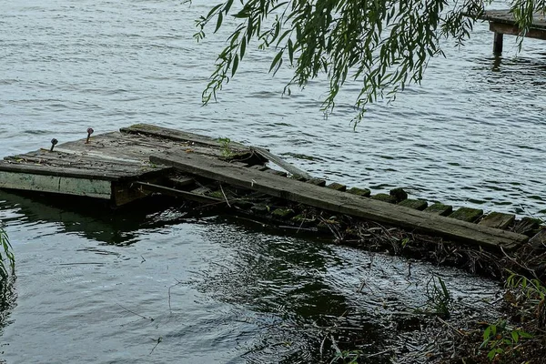 Jeden Duży Stary Szary Kładka Wykonana Drewnianych Desek Wodzie Jeziora — Zdjęcie stockowe