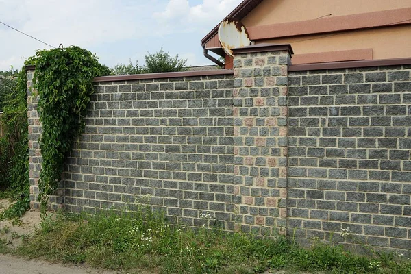 Parte Una Pared Una Cerca Hecha Piedras Grises Negras Ladrillos —  Fotos de Stock