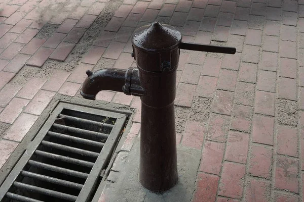 Eine Alte Braune Eisenpumpe Pumpenraum Zum Abpumpen Von Wasser Auf — Stockfoto